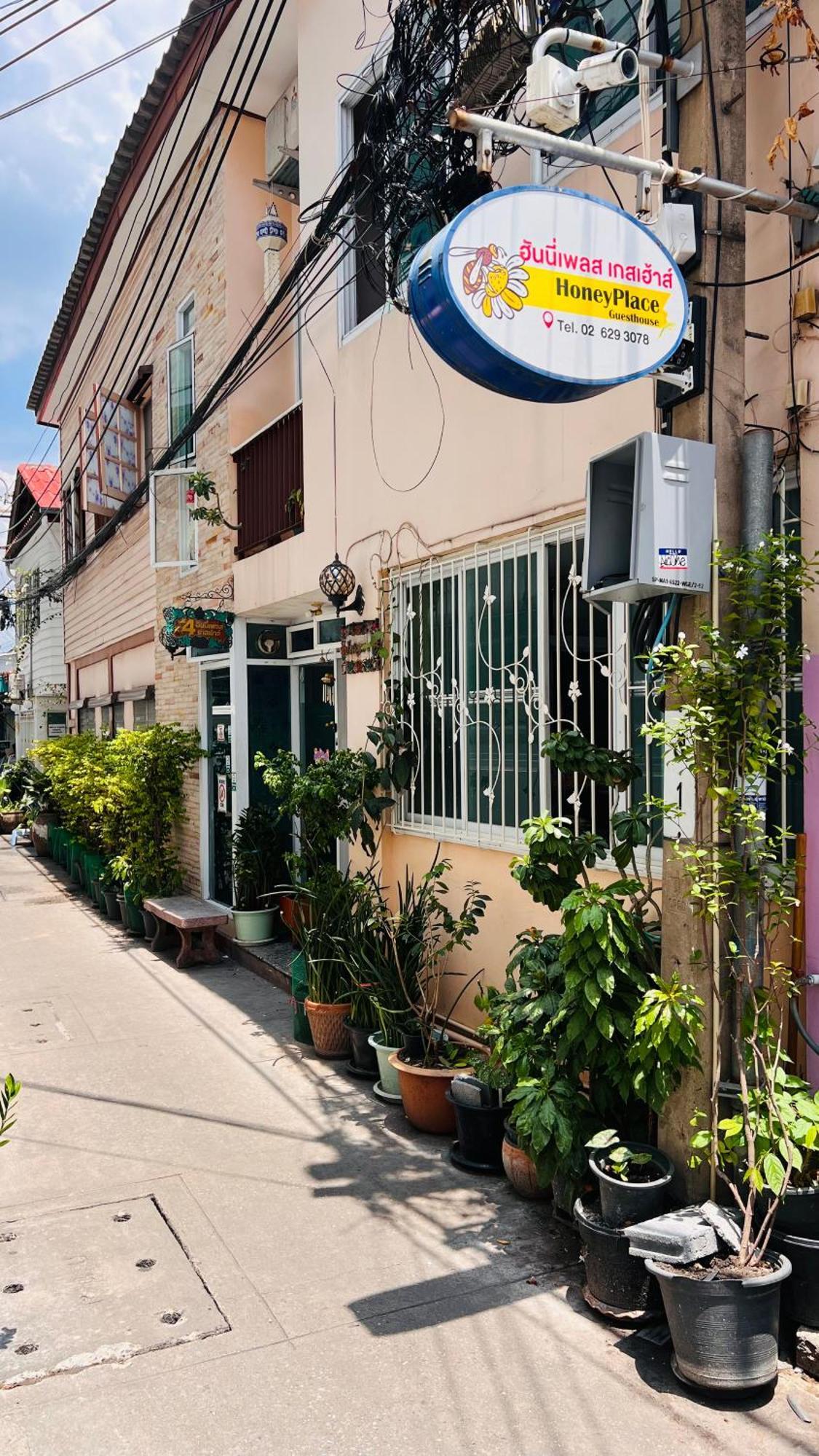 Ricos Honey Place Guesthouse Bangkok Esterno foto