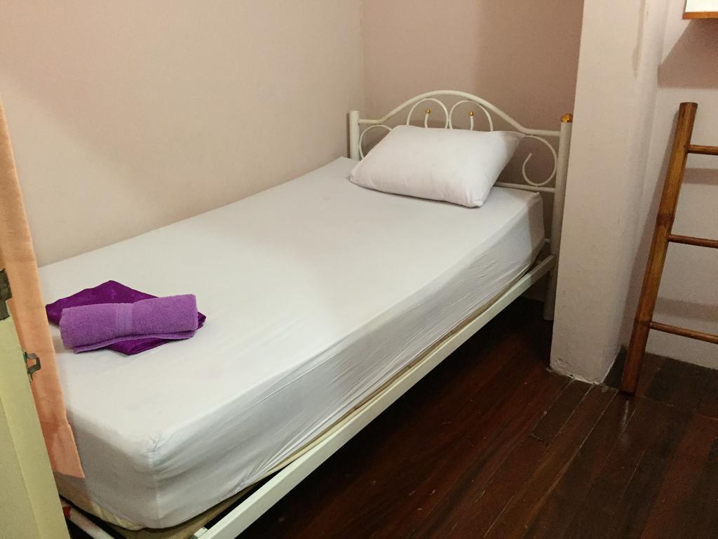 Ricos Honey Place Guesthouse Bangkok Esterno foto