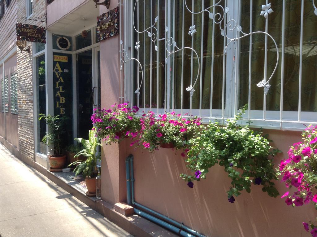 Ricos Honey Place Guesthouse Bangkok Esterno foto