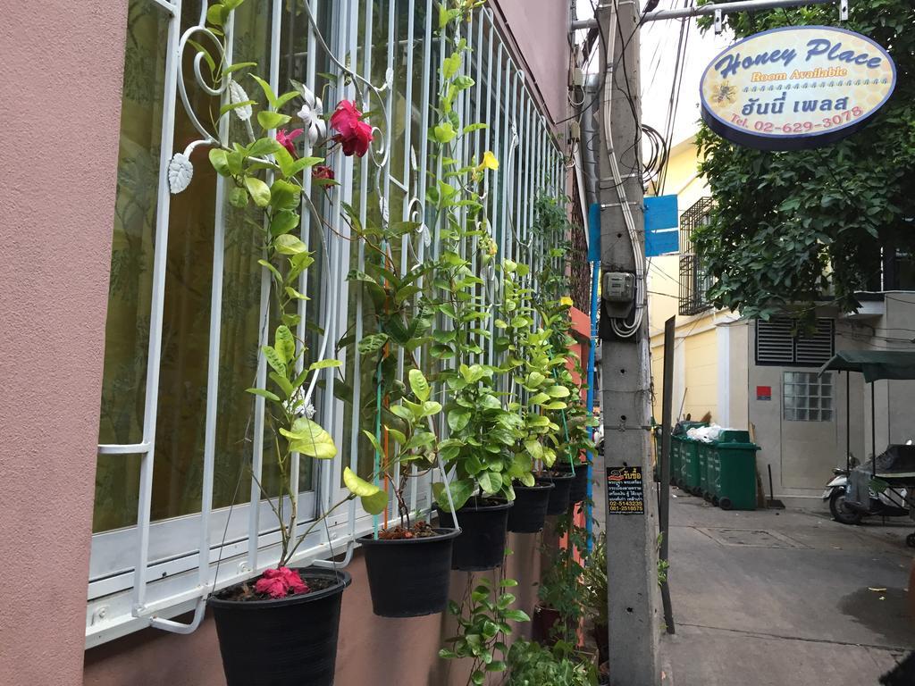 Ricos Honey Place Guesthouse Bangkok Esterno foto